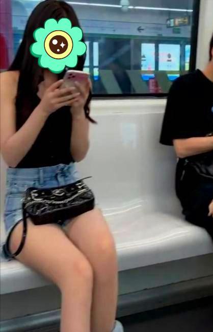 纪实：地铁上，女子裤腿掉在脚腕处，裤子分成两半，网友：接受不了