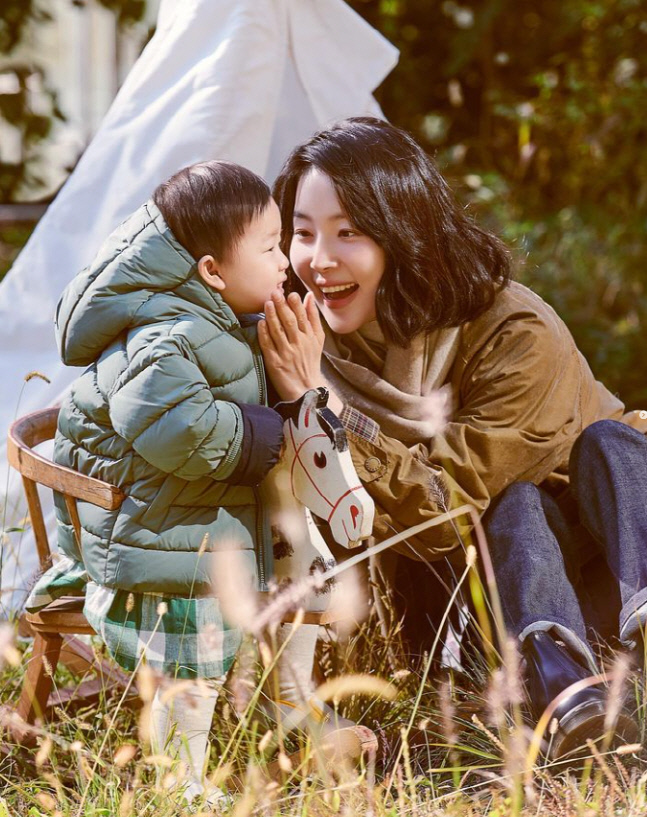 韩智慧|韩智慧首次公开女儿近照 五官神似妈妈超可爱 检察官丈夫陪其育儿