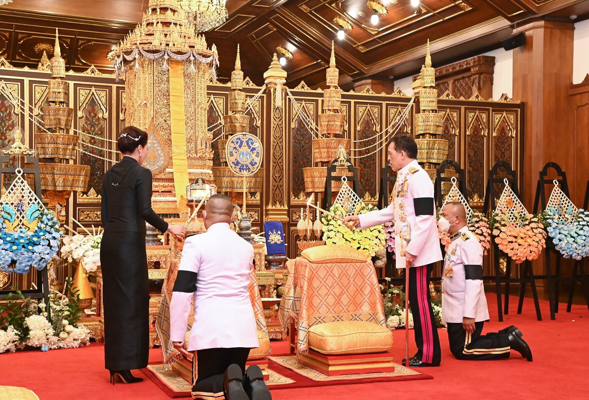 苏提达|苏提达又得宠了！穿一身嫩黄色陪泰王亮相笑开花，诗妮娜彻底没戏