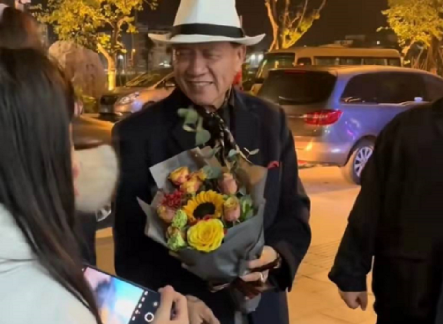 万梓良|65岁万梓良近况曝光，现身酒局穿金戴银好富贵，饭桌上摆茅台吸睛