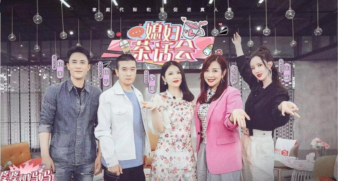 李湘|李湘从不刻意隐藏自己的身材，虽然看着有些胖但不丑，穿花裙好美