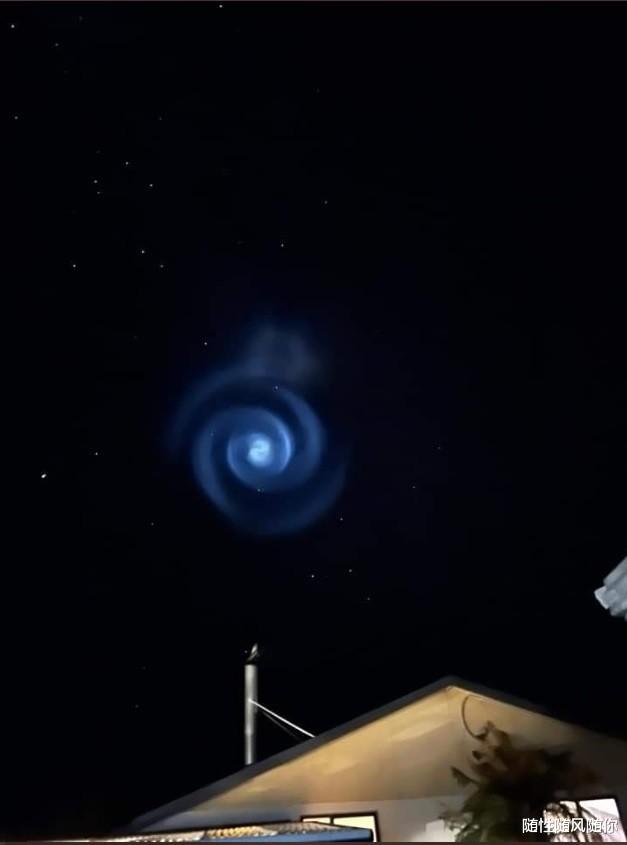 新西兰夜空出现蓝色螺旋，民众惊慌：外星人？