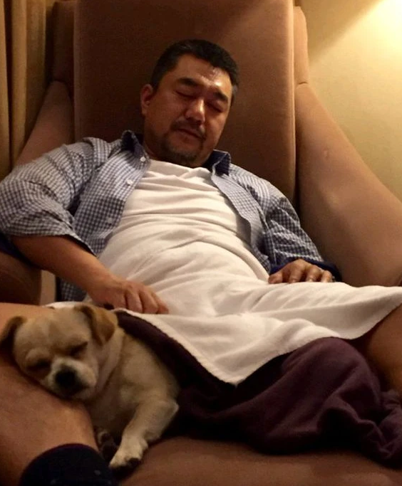 董勇|董勇：曾发誓不再结婚，46岁对郑佳艳一见钟情，47岁当爹后热泪盈眶