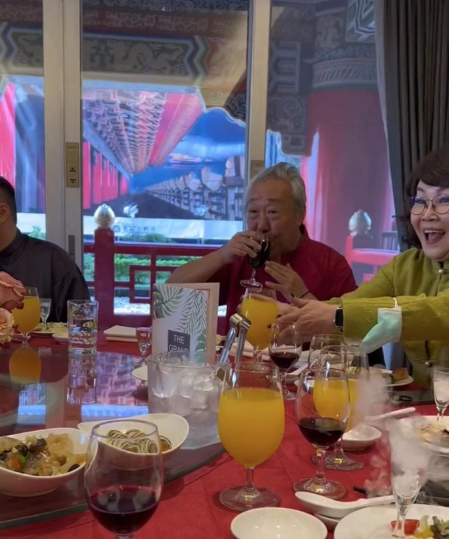 郝劭文|郝劭文回台开5桌席大婚！新娘打扮朴素满脸幸福，7岁继女露面