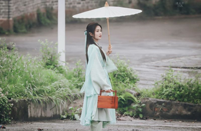 周深|《奔跑吧》全员古装撑伞路透!门面组氛围感超标!身高担当周深画风截然不同!