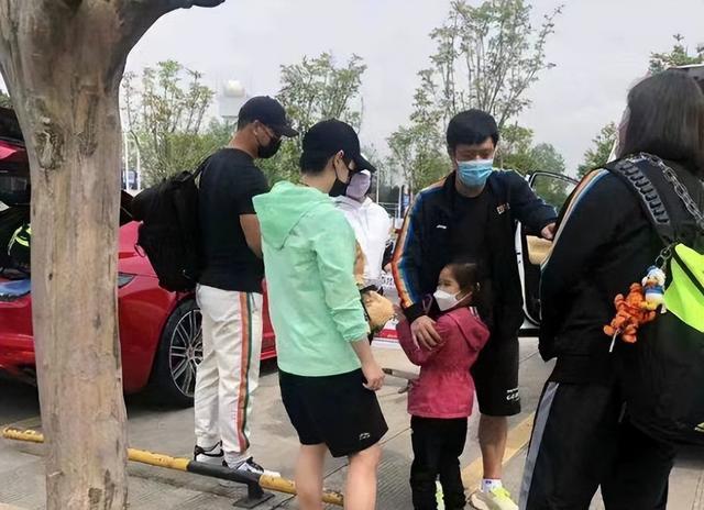 邱贻可|孙颖莎不再孤单！小妹妹前来接机，亦师亦父的邱贻可助她成就伟业