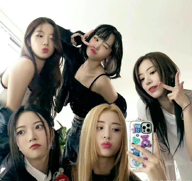 金采源|LE SSERAFIM组合成员金采源、许允真出车祸啦/打歌活动都取消了！