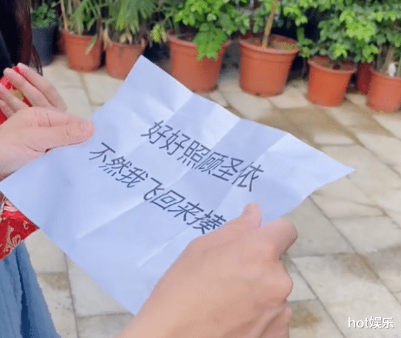 杨子|黄圣依拍段子，杨子现身，两人破“不和”传闻，婆婆也参与演出