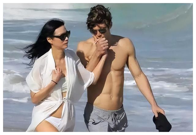 邓文迪|邓文迪默克多21岁大女儿恋爱了！顶级白富美大方晒照秀恩爱引关注