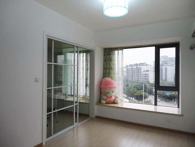 忍不住晒晒朋友新婚房,户型奇葩就算了,阳台只有一条缝那么大!