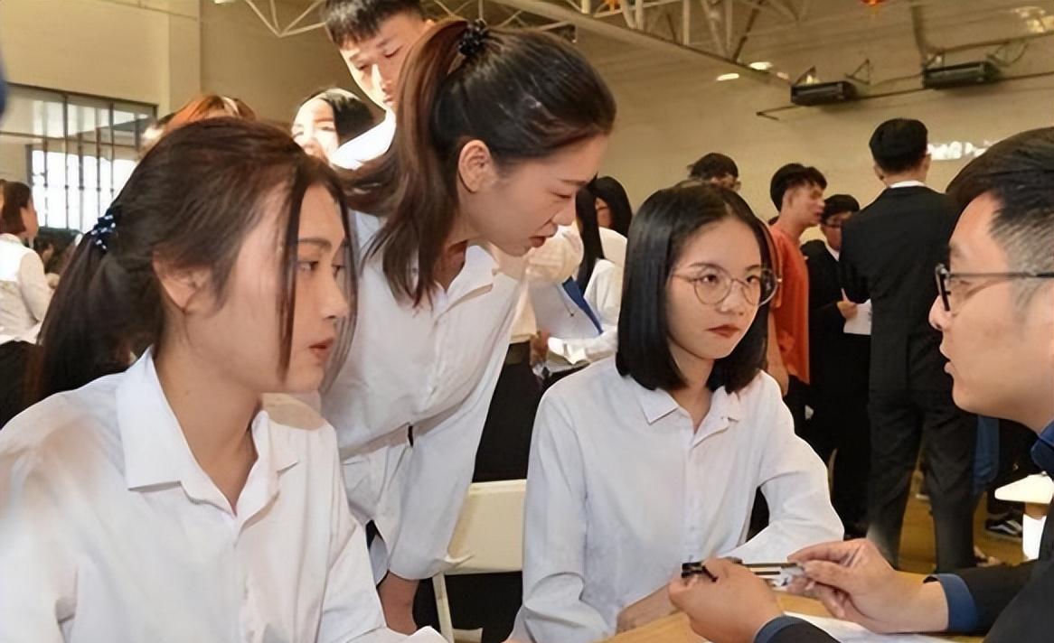 职业教育|民办本科生扎堆考公引热议，让“学渣”当公务员，读名校意义何在