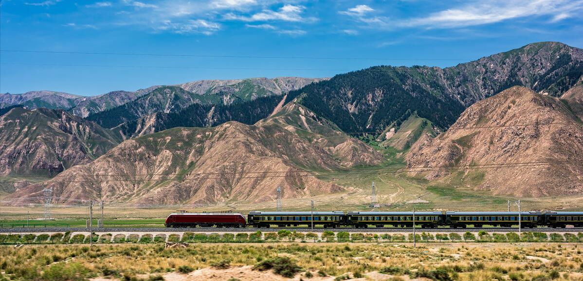 川藏公路|川藏铁路2026年建成,川藏铁路开通后,川藏公路还会有人走吗?