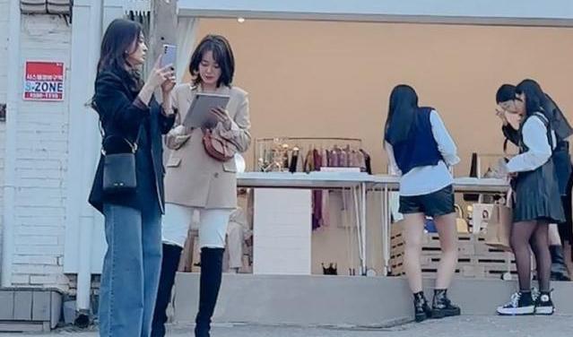 发型 宋慧乔刘海发型显少女,定制款项链格外抢眼,复工拍戏状态惹人疼