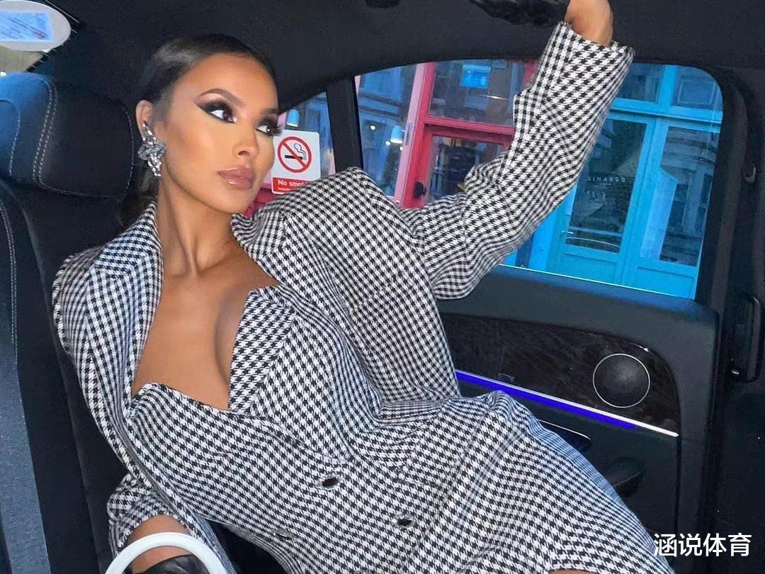 西蒙斯|西蒙斯纽约街头人气高！与高颜值女友开始异国恋，身材不输詹娜