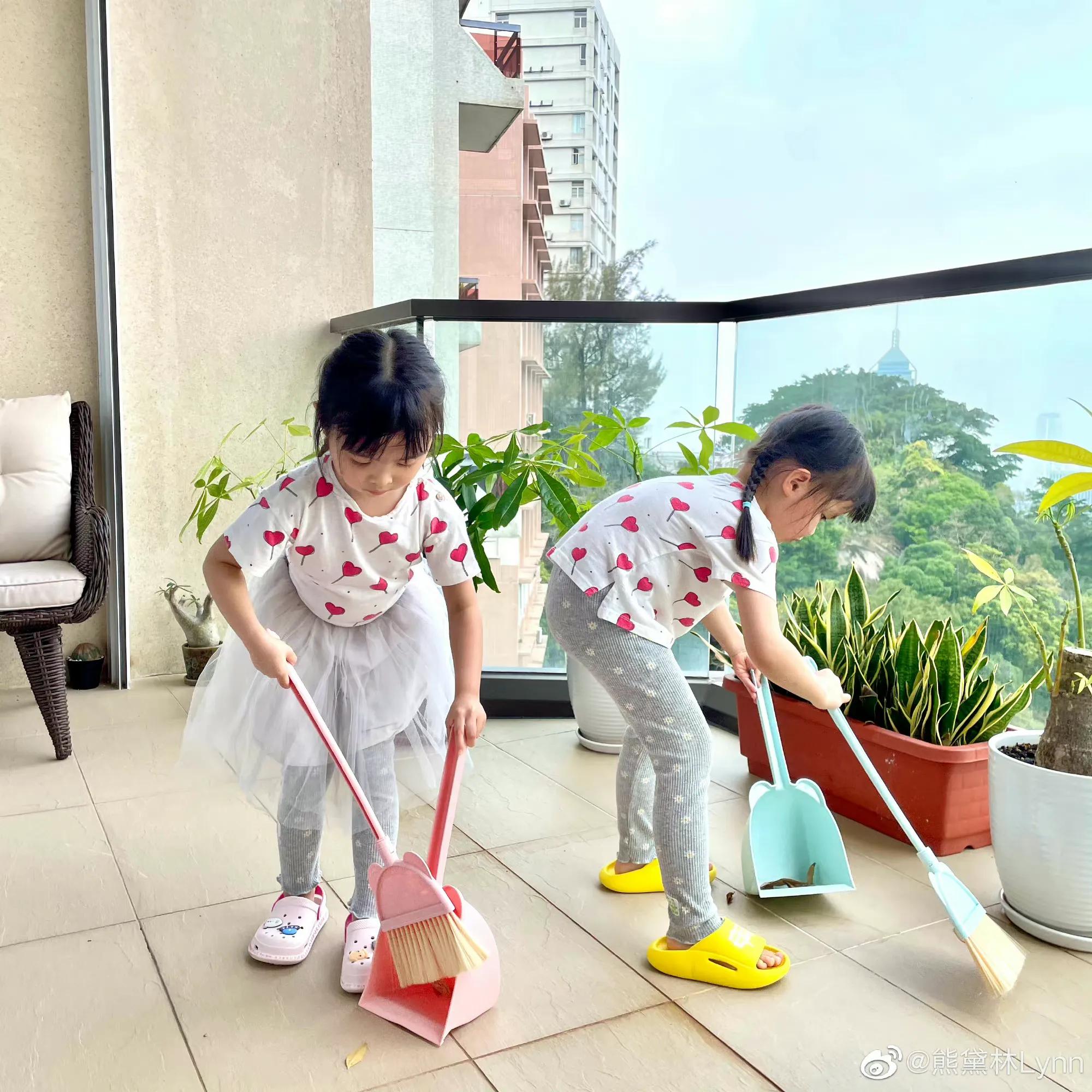 熊黛林|熊黛林分享带娃日常,离家数月不会想双胞胎女儿,很享受外出工作