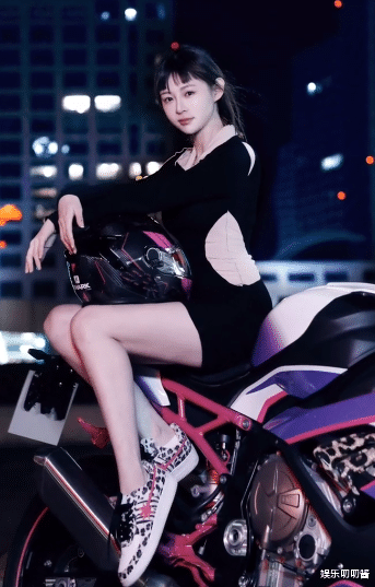 |网红痞幼时隔一年拍机车大片，姿势引争议，网友：不花钱能看吗