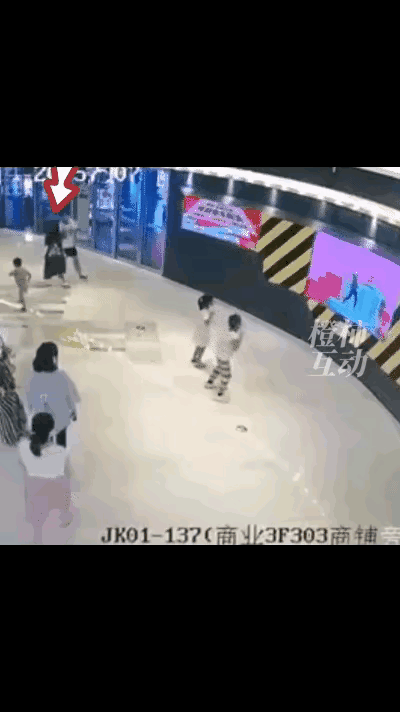 广东珠海,一对年轻夫妻,带着两岁大的孩子到商场玩耍