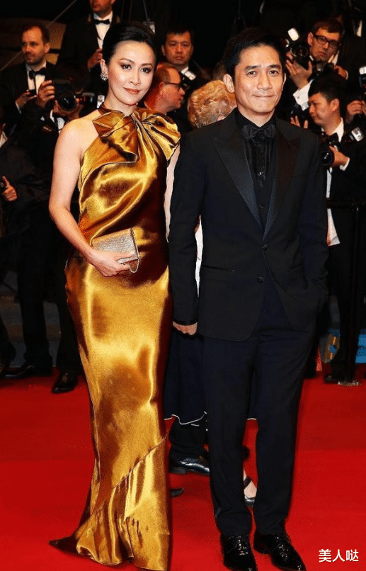 刘嘉玲|刘嘉玲和梁朝伟同框,穿红裙高贵明艳似女王,梁朝伟被衬成铁憨憨