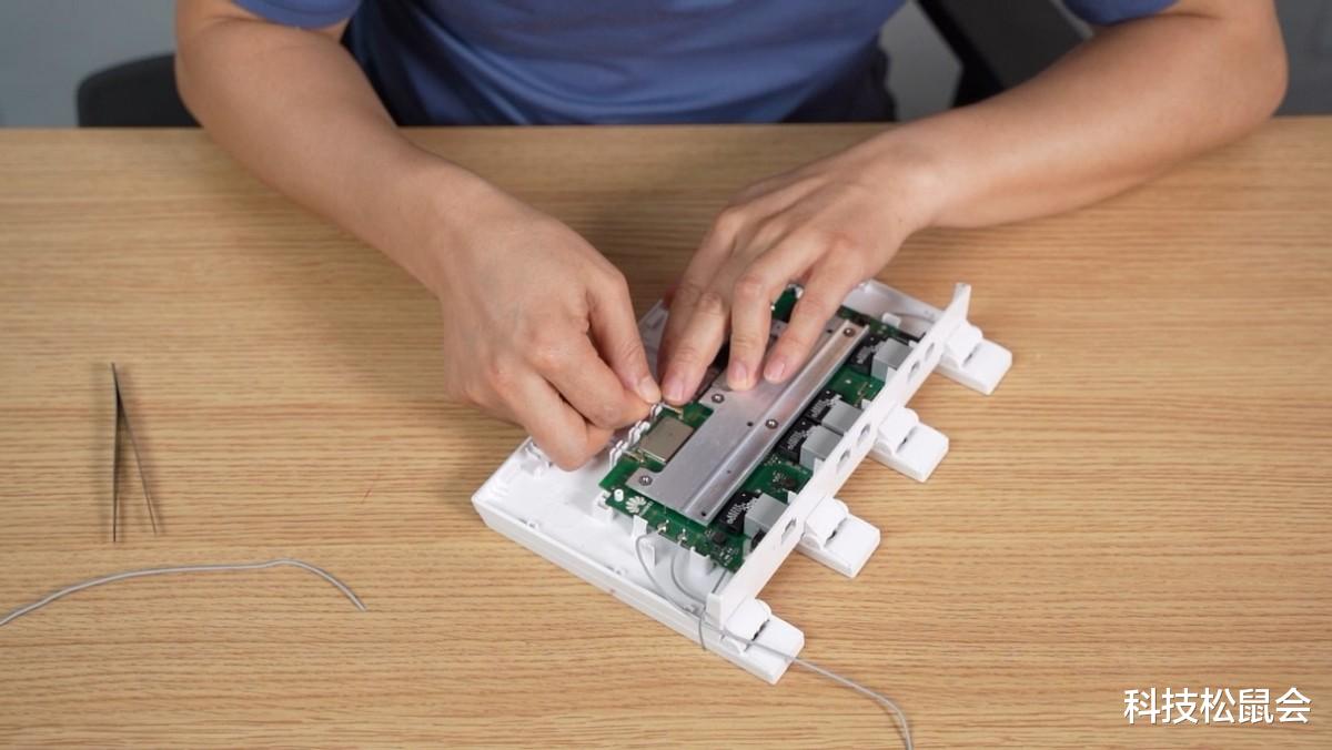 Linux|华为AX3Pro路由器DIY拆机换天线，实测信号速率提升明显