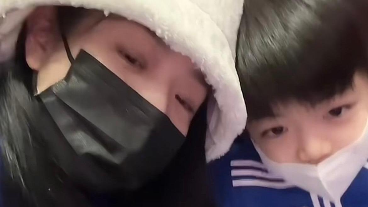 陈妍希|陈妍希过年陪儿子看电影，陈星星眼神冷酷声音软糯，陈晓未陪同