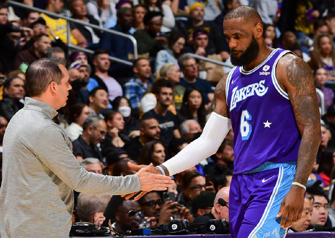 湖人队|狂轰50+7+6！老詹打疯了，一战刷爆多项NBA纪录，联盟霸主要小心