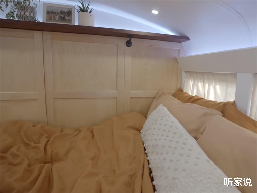 小夫妻在“螺蛳壳里做道场”:旧校车变24㎡蜗居,半平米都不浪费