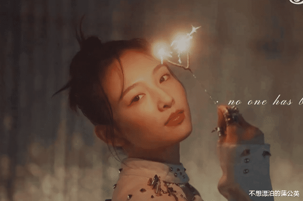 谭咏麟|29岁吴倩晒剧组日常，尖下巴明显、脸上没有一点肉，越来越不像她了