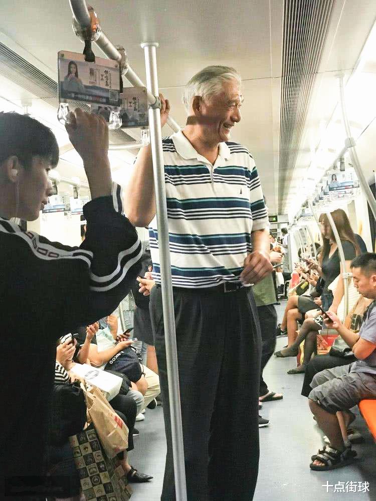 姚明 姚明父女现身餐厅！体型庞大犹如坐儿童椅，11岁女儿目测已达1米8