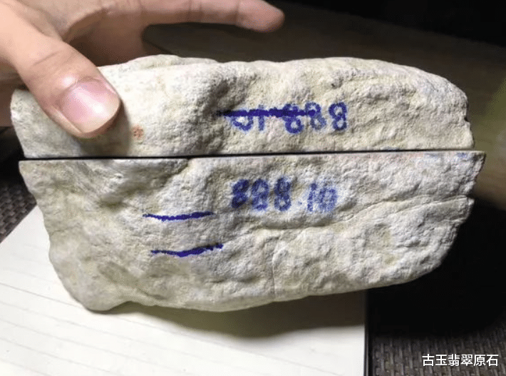 翡翠|30万买进的一块料子，切开的那一刻我就知道必涨无疑，成品更是惊艳众人！