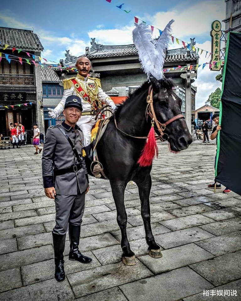彭怀安|众港星齐聚内地好惬意！彭怀安像大S老公，庄思敏穿露脐装跳尬舞