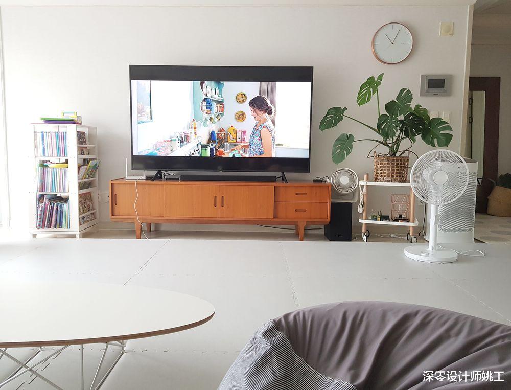 谁说有了孩子后，家和整洁无缘？我看她有俩孩子屋内看着还格外清爽