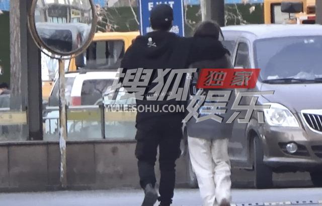 陈思诚|陈思诚开豪车带小21岁女友约会！紧紧搂抱好恩爱，女方素颜太惊艳！