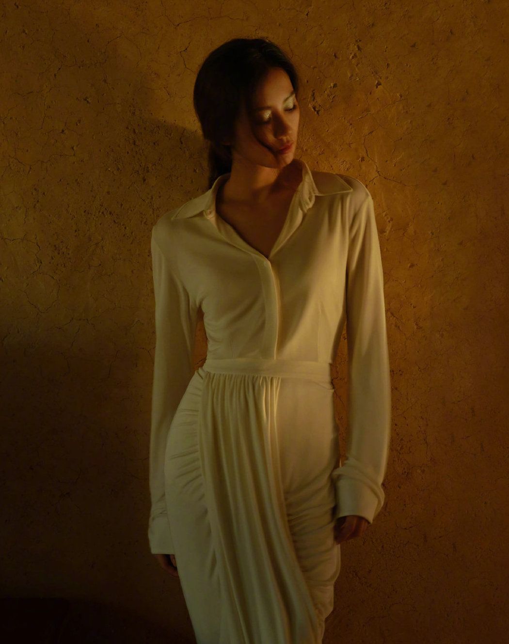 刘诗诗|35岁刘诗诗终于性感一回，穿绑带裙尽显背部线条，宛如优雅黑天鹅