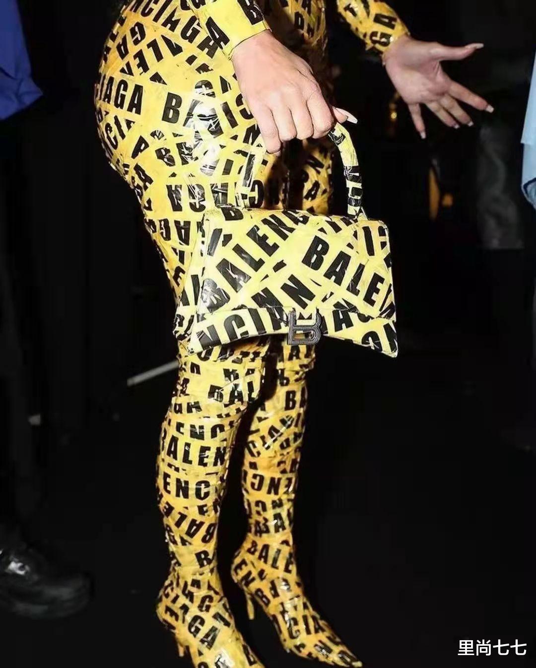 金·卡戴珊|仿“木乃伊”？金卡戴珊太用力，全身绑胶行动受阻还不能吃喝