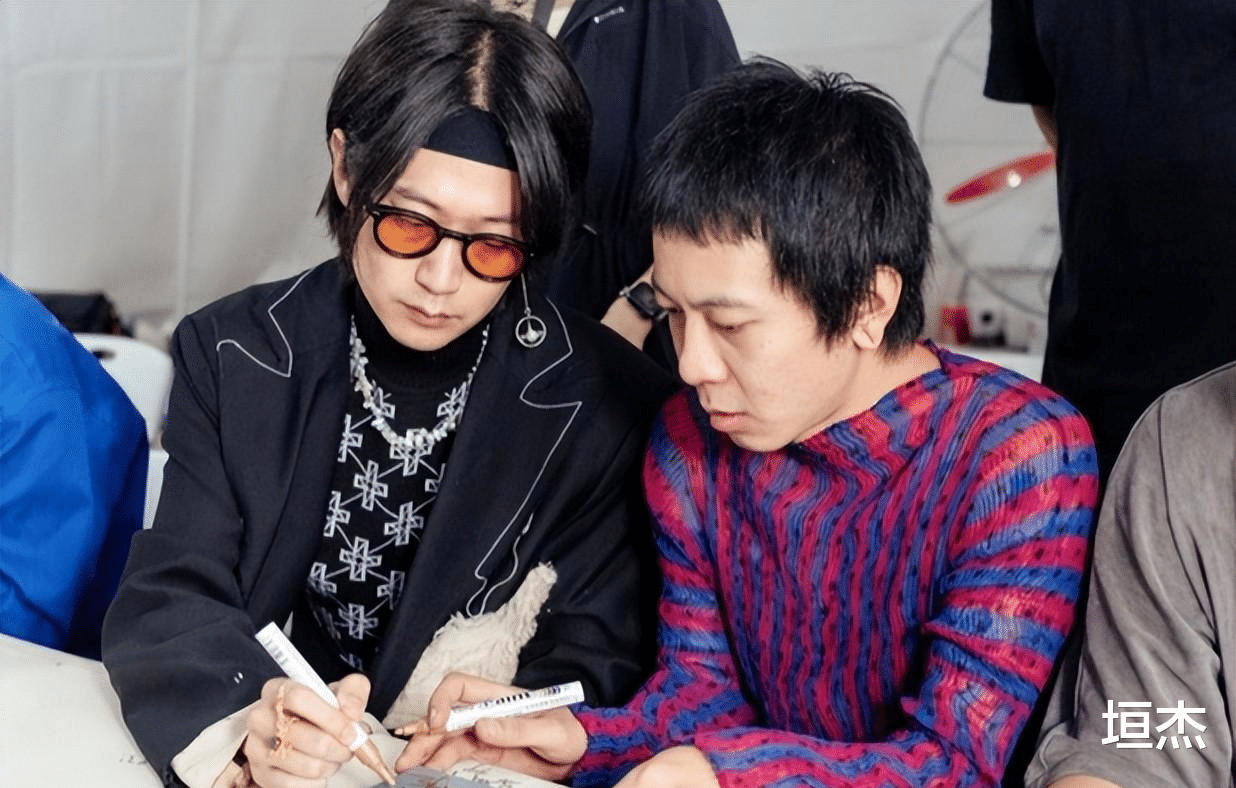 挪用公款|知名歌手撕前女友，曝其出轨挪用公款，还同时跟10个男人发生关系