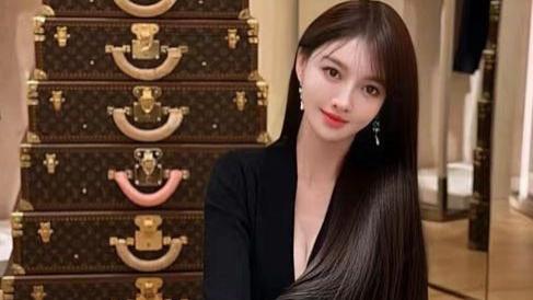 黄晓明|黄晓明带新欢白富美聚餐，情侣装滑手机笑容甜蜜！