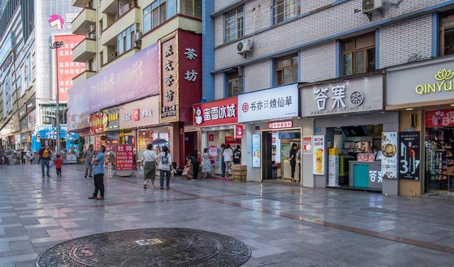 草海|四川广元最热闹的步行街，当地人休闲娱乐的好去处，外地游客不多