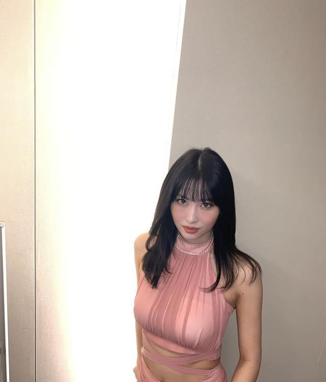 粉色|TwiceMomo秀丰满身材，结实的11字腹肌吸睛，令人“惊艳”的美女