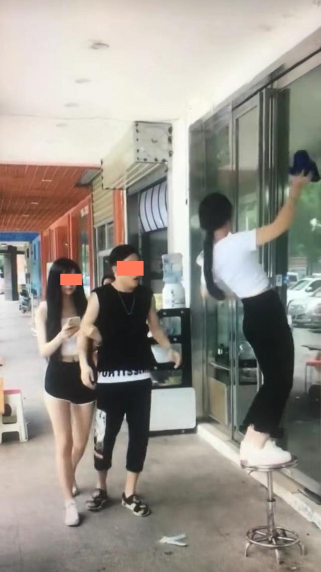 男子和女友逛街时见义勇为,抱住摔倒的女子,却得不到女友的理解