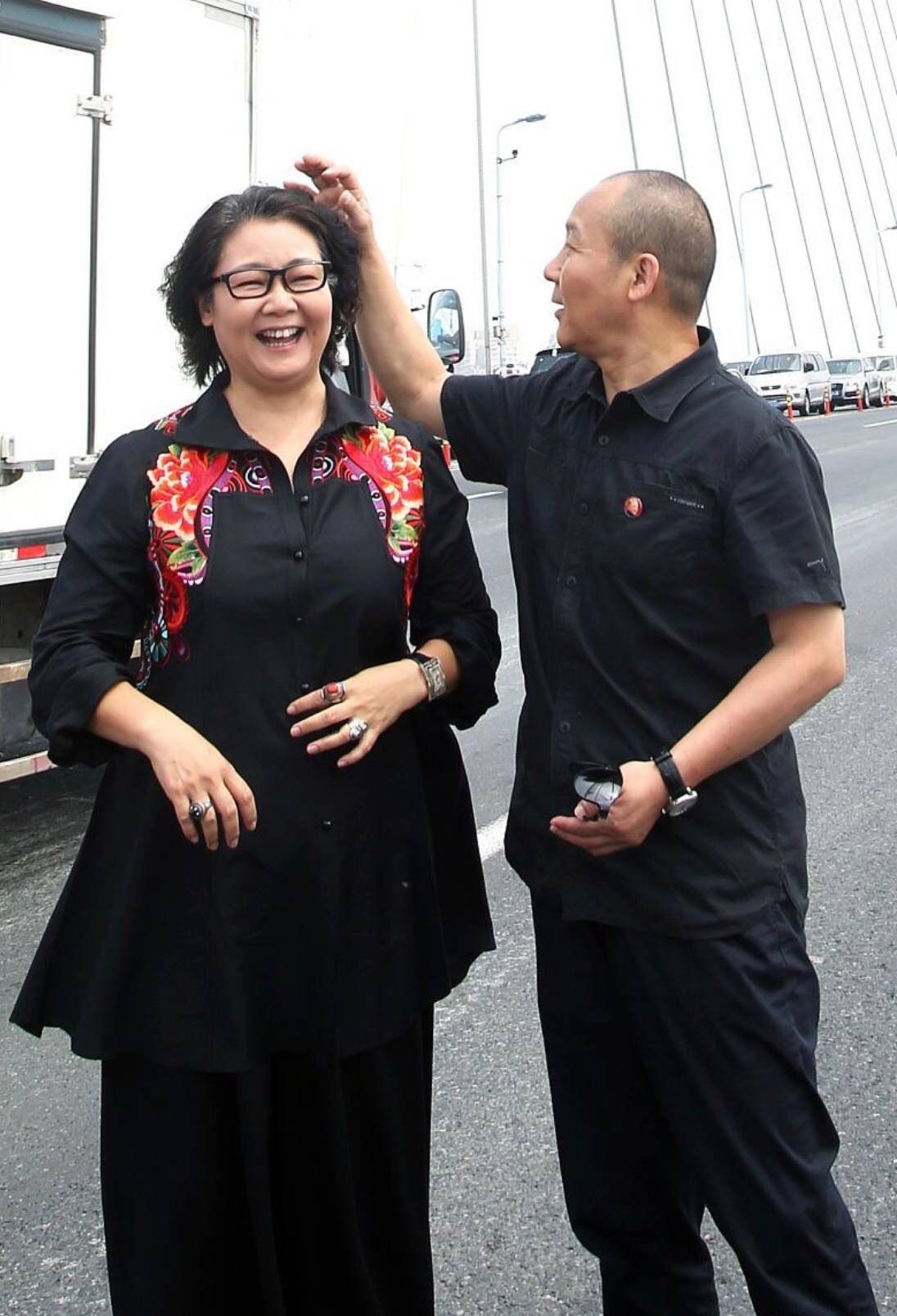 穿衣搭配 身材发福的妈妈辈，发型和穿搭都可以学学萨日娜，优雅得体挺耐看
