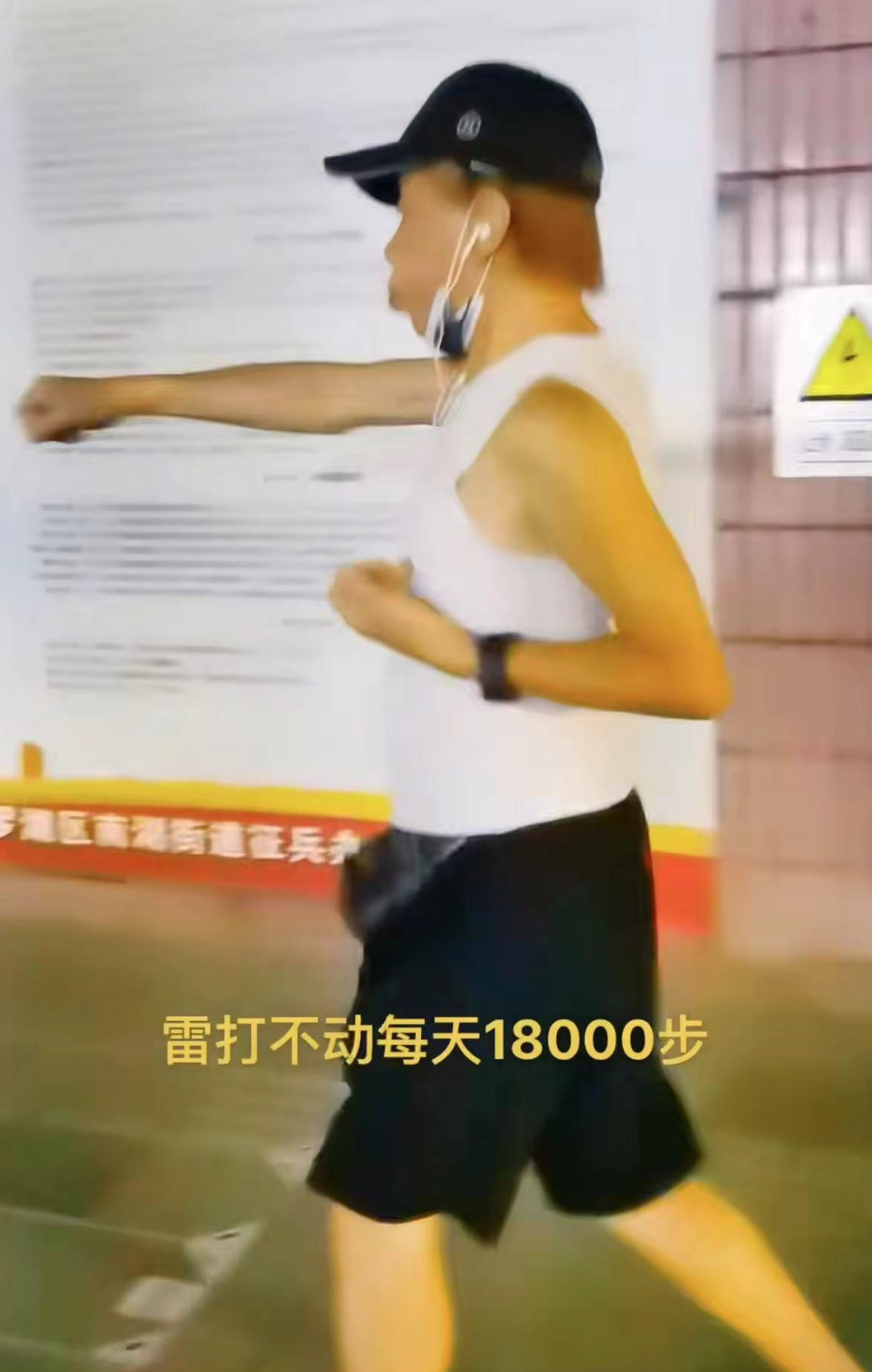 港星梁小龙定居成都放飞自我,深夜在大街上打拳,不顾形象惹争议