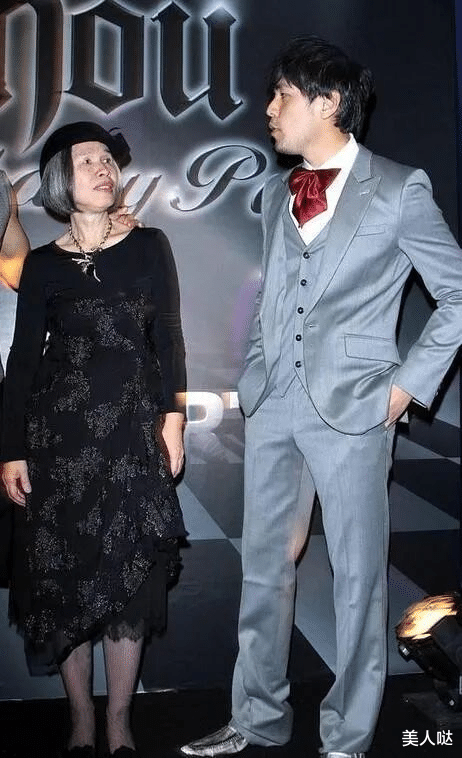周杰伦|71岁周杰伦妈妈才是大“艺术家”!穿新潮”茧蛹裙”亮相,满头银丝难掩出众气质