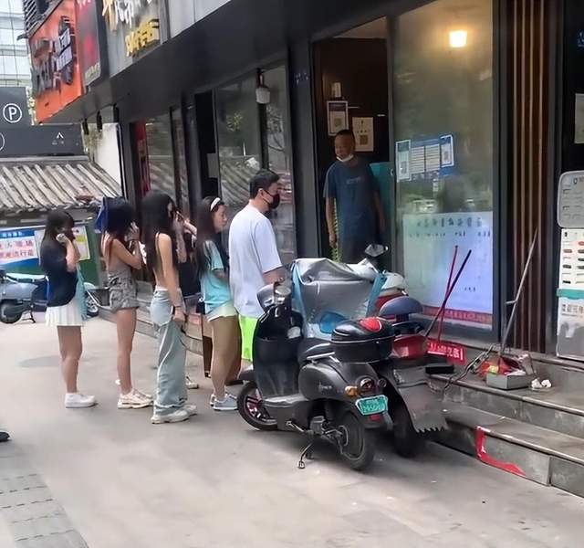 王思聪|王思聪带美女嗨玩，身材臃肿脖子下巴连一块，老态初现被批油腻