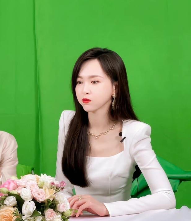 唐嫣|唐嫣复工心情好，晒自拍兑现承诺，直播状态脸部被指不自然