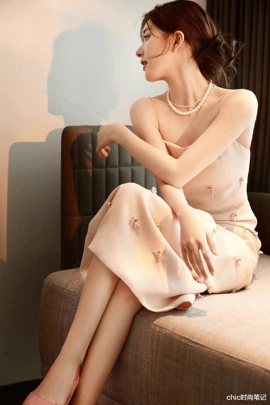 被赵露思给美到了,珍珠搭配吊带裙,纯欲在线