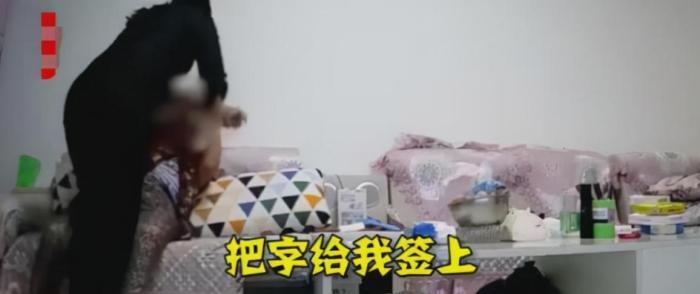 女子扇79岁老母耳光,仅为让她在养老金上签字!邻居:刚签完房子