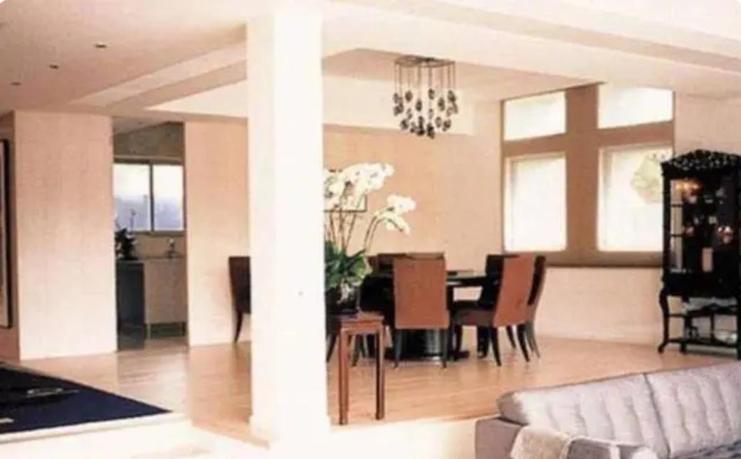 参观张国荣当年住的房子,当时已经是天王巨星,装修却朴素平凡