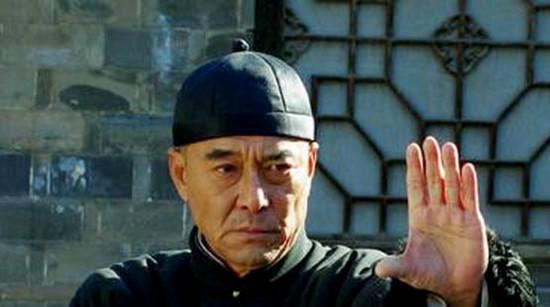 片场|明星的片场真实模样：鞠婧祎膝盖破皮坐轮椅，唐国强被爆料不记词