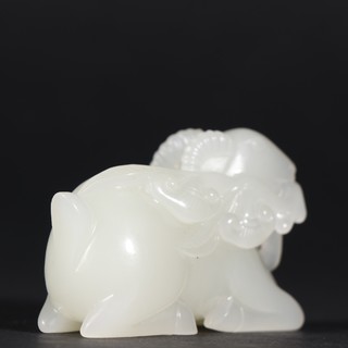 |旧藏 和田玉羊羊如意摆件。