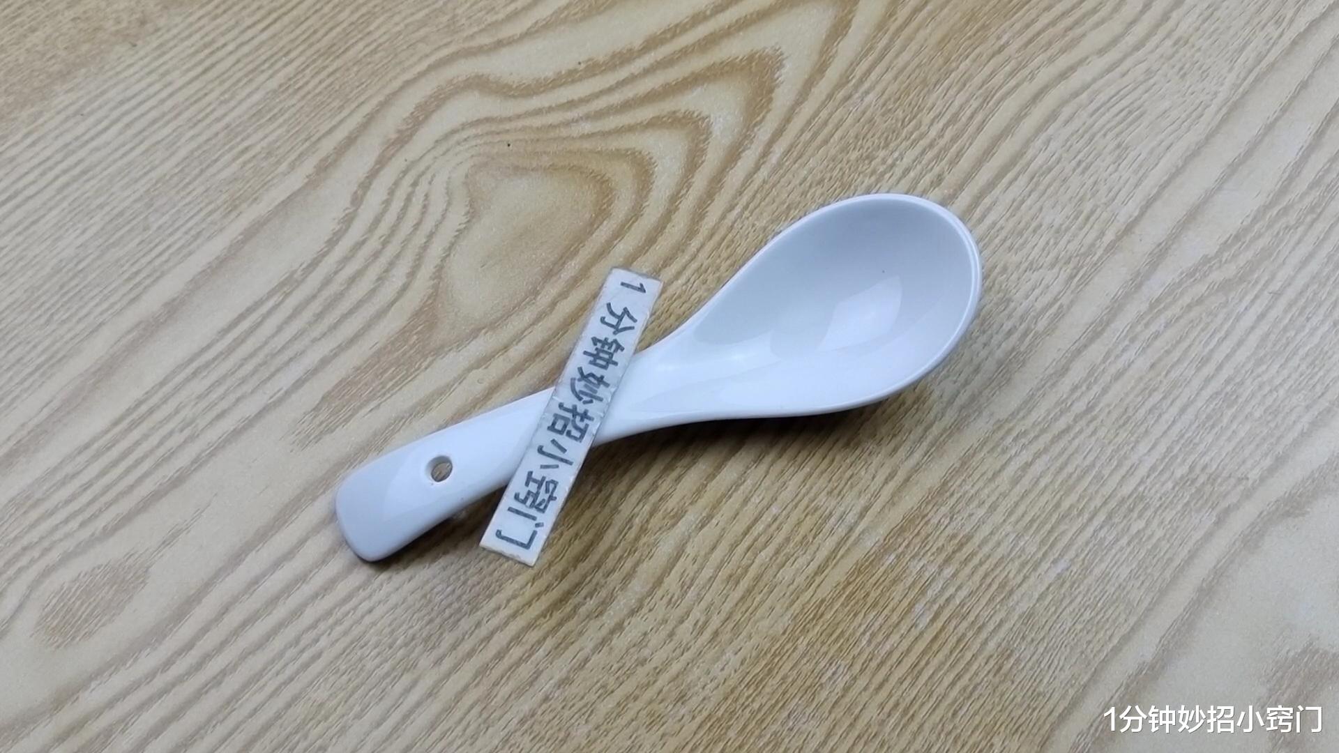 收纳|为啥陶瓷勺子上会有一个小孔，它到底有什么用？很多人都想错了